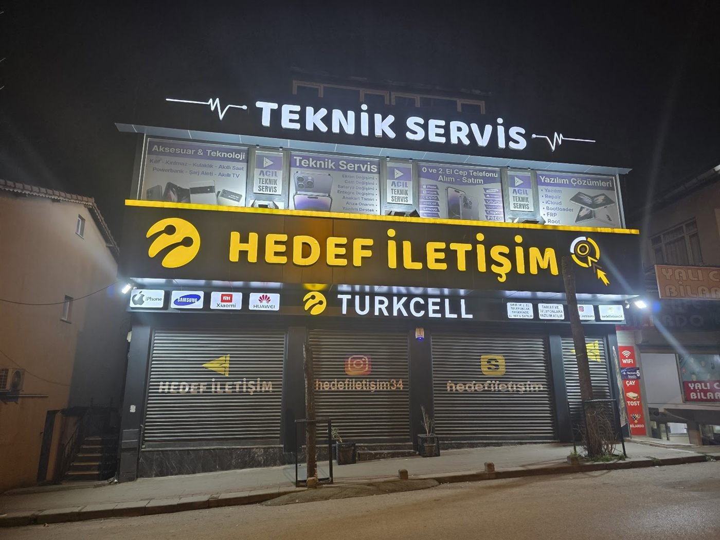 Hedef İletişim Esenyalı mağazası gece dış görünümü