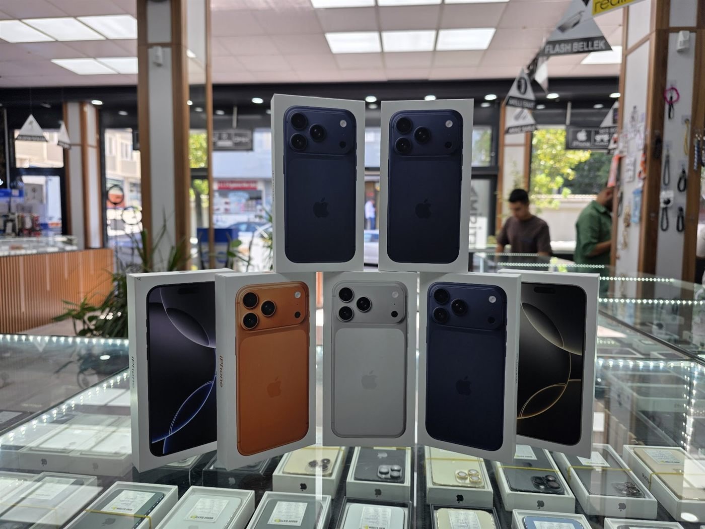 Vitrinde sıfır iPhone modelleri